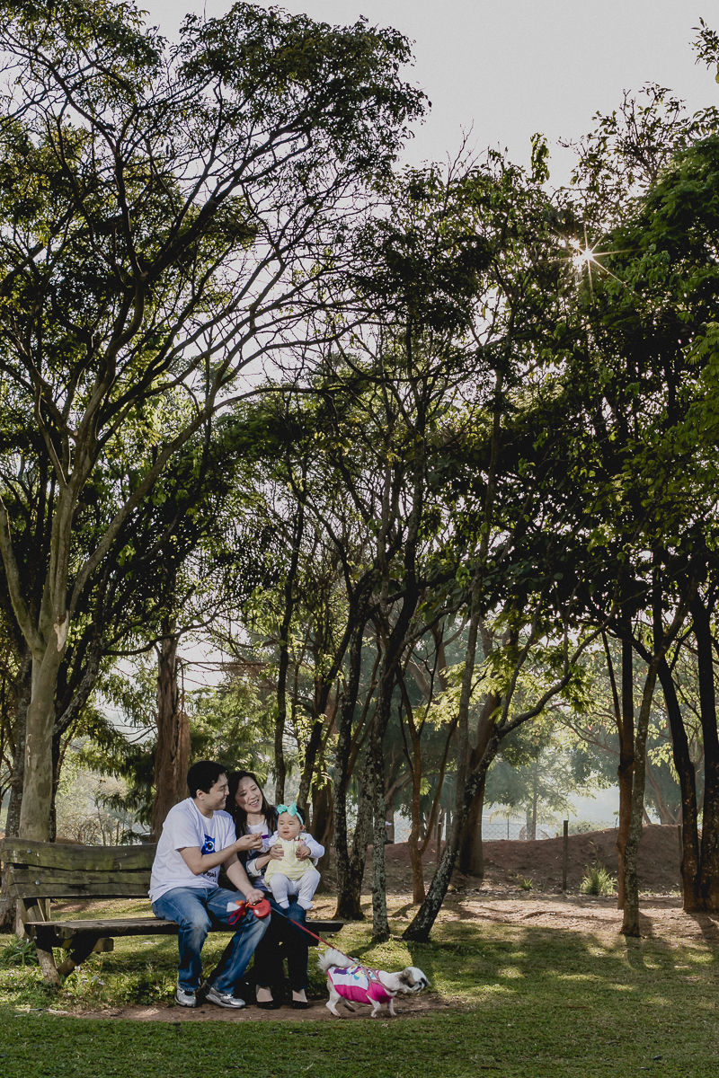 sentandos no banco do parque