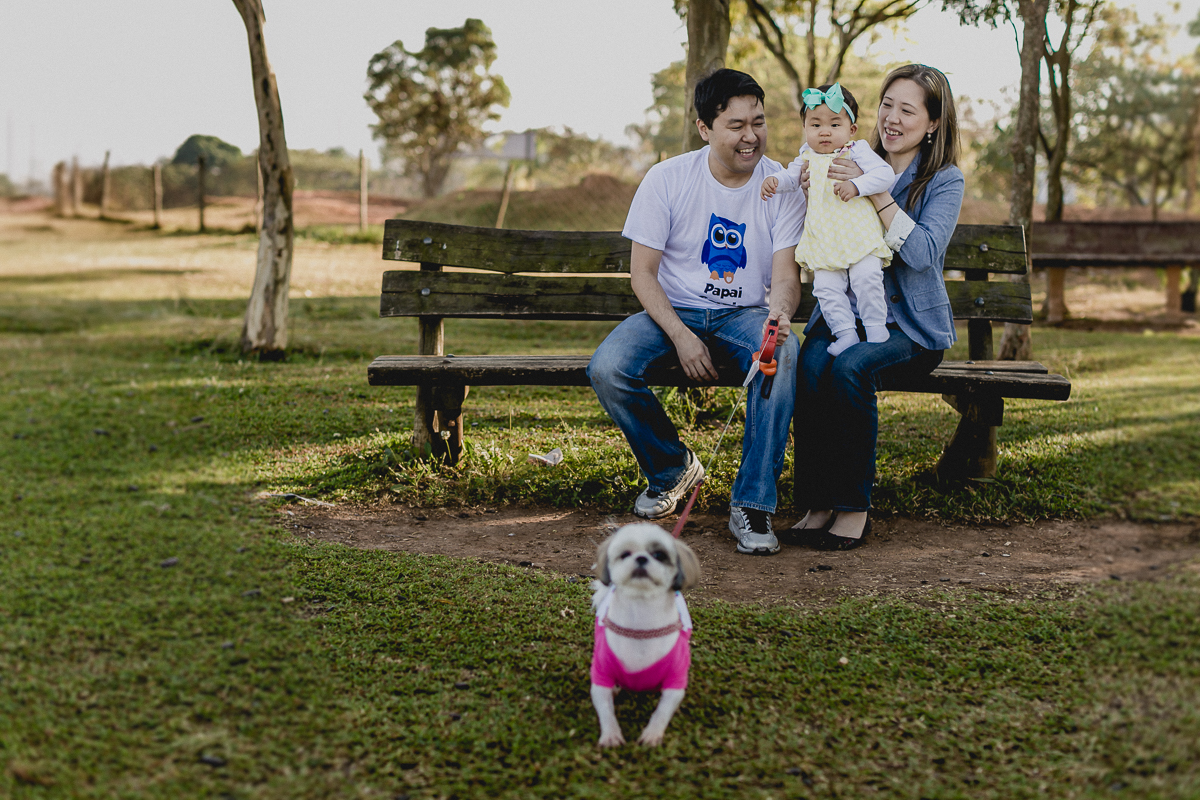 brincando no banco do parque com a cookie