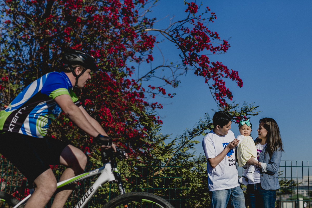 ciclista passando durante o ensaio