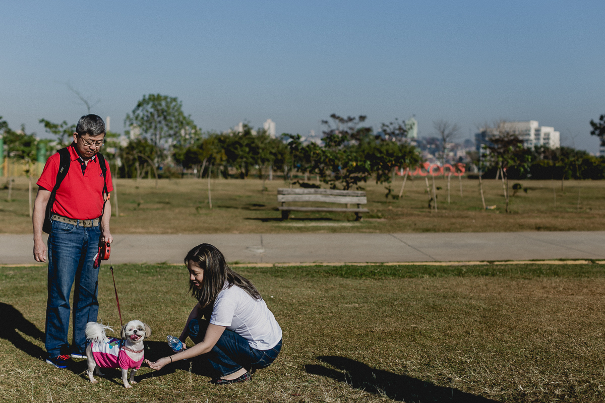 dando agua para a cachorrinha cookie no parque villa lobos