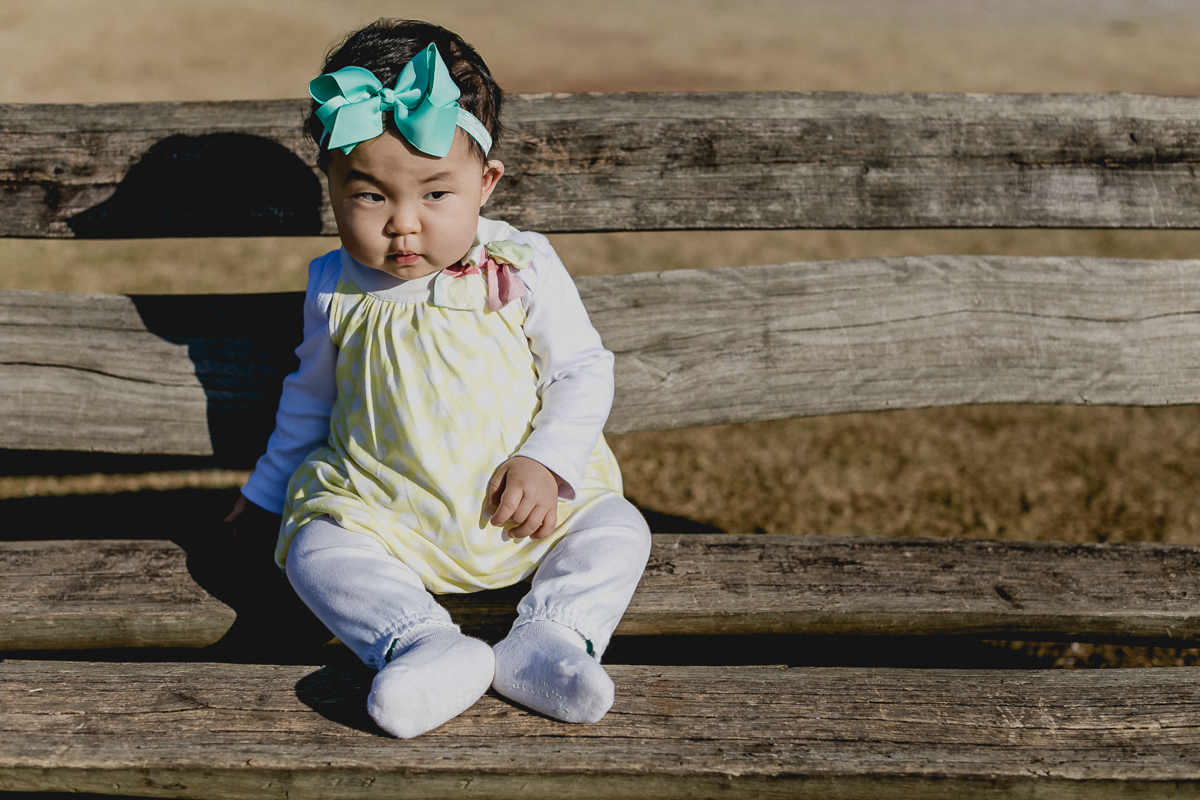 sentanda no banco tomando sol