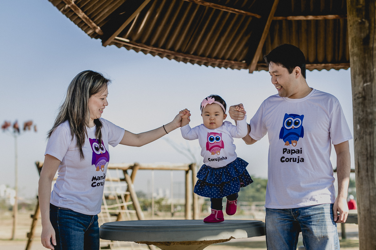 bricando em cima da mesa com o papai e a mamãe