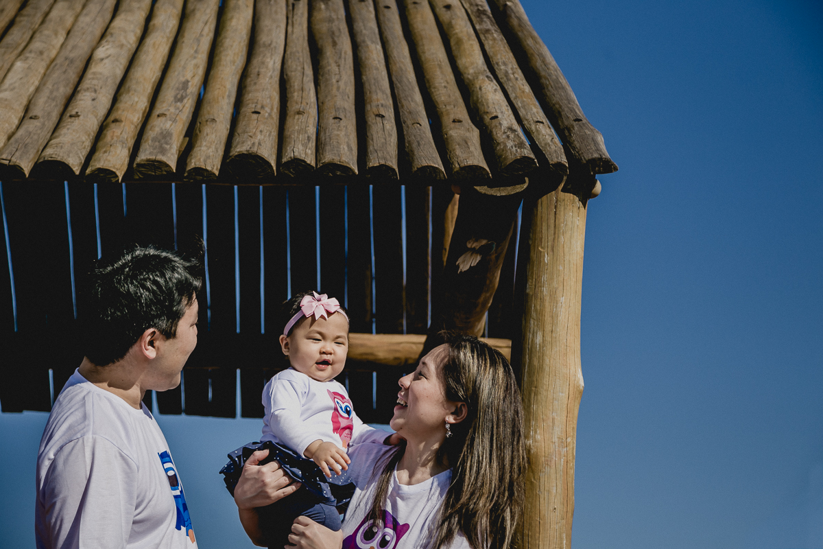 familia bricando no playground