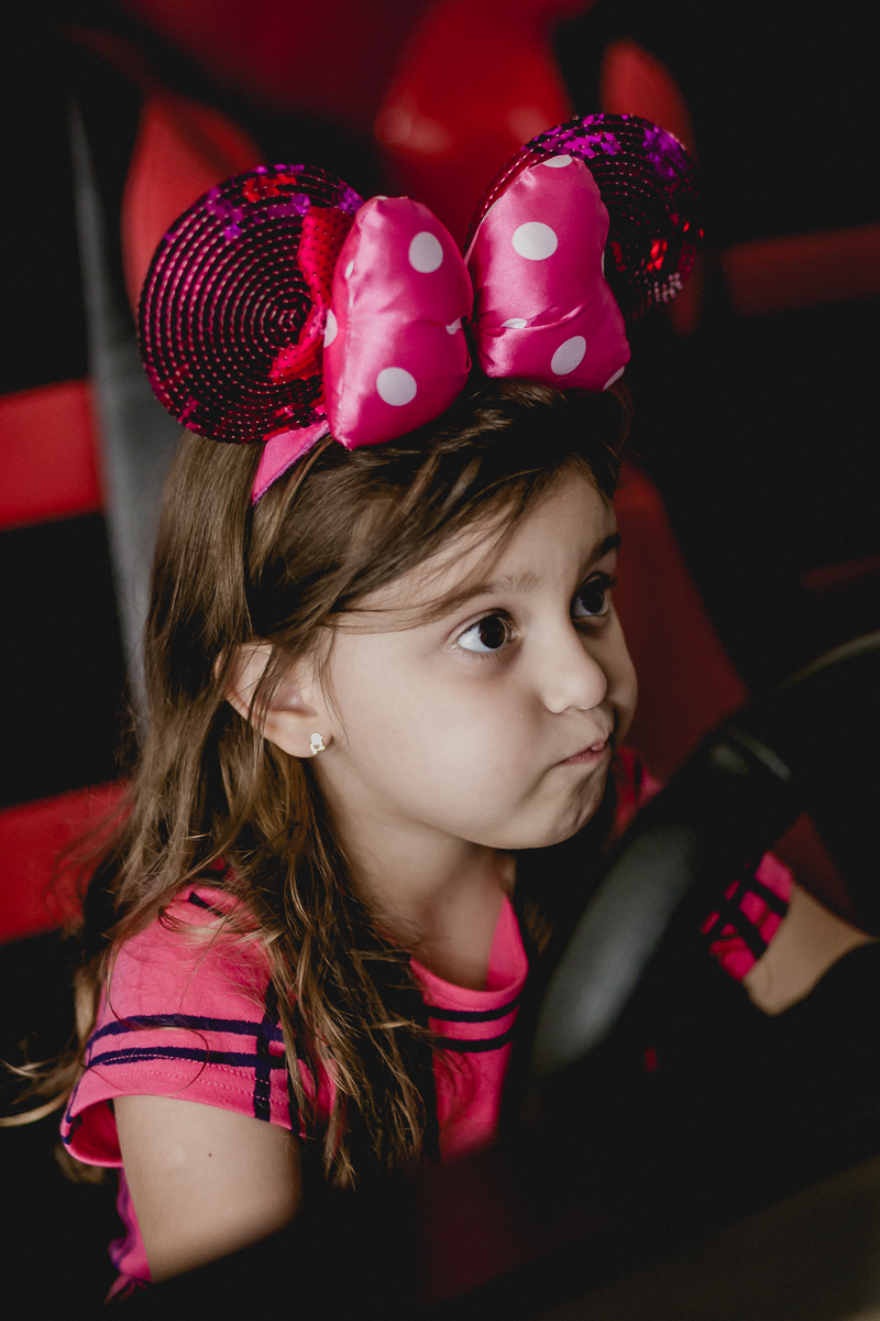 melissa brincando no jogo de carrinho