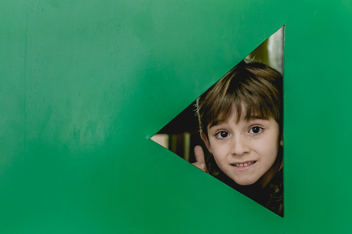 amigo com a cabeça no triangulo