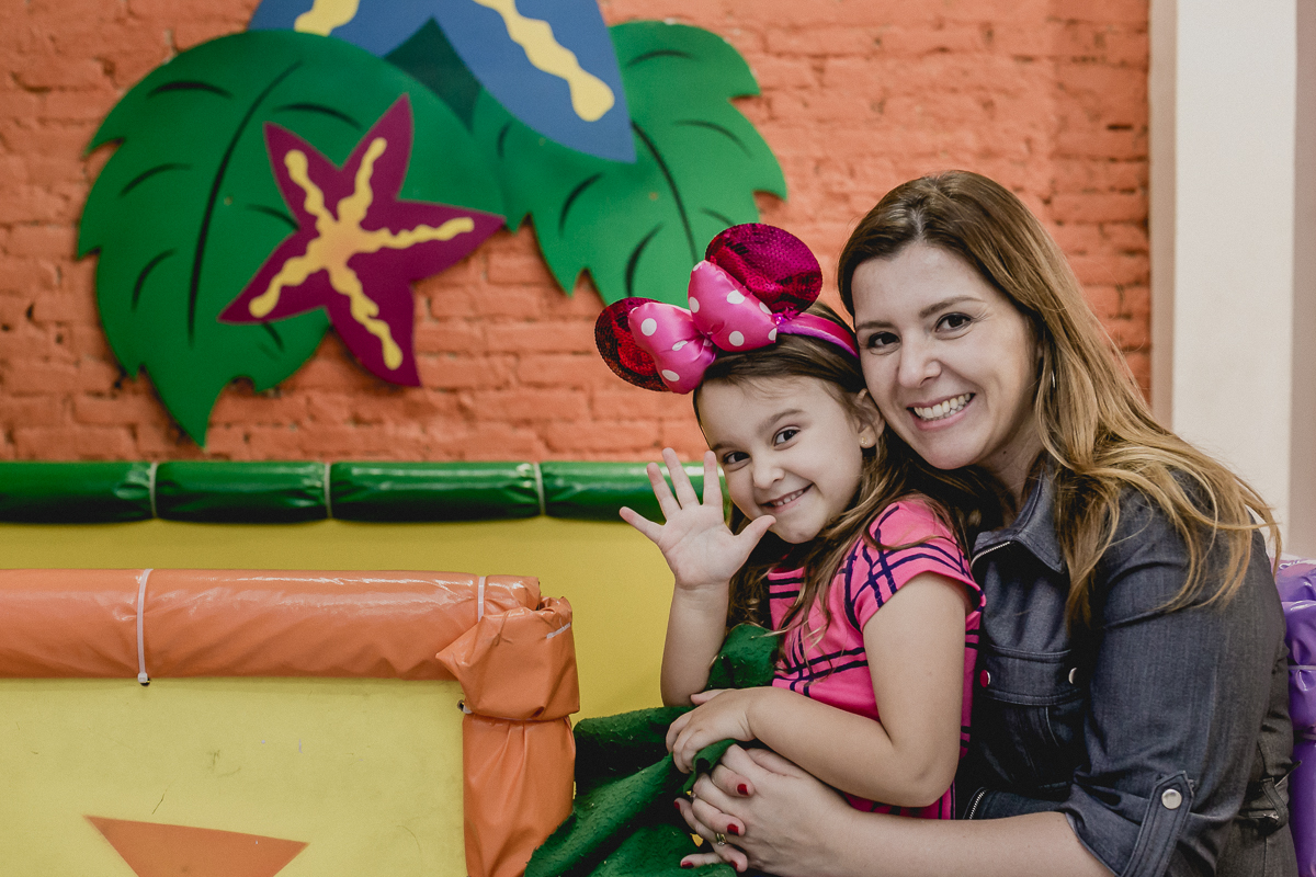melissa e a mamae posando para a foto