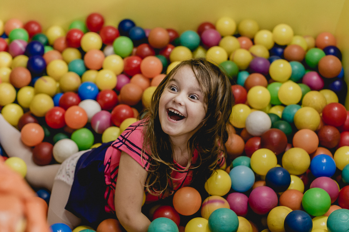 brincando na piscina de bolinhas