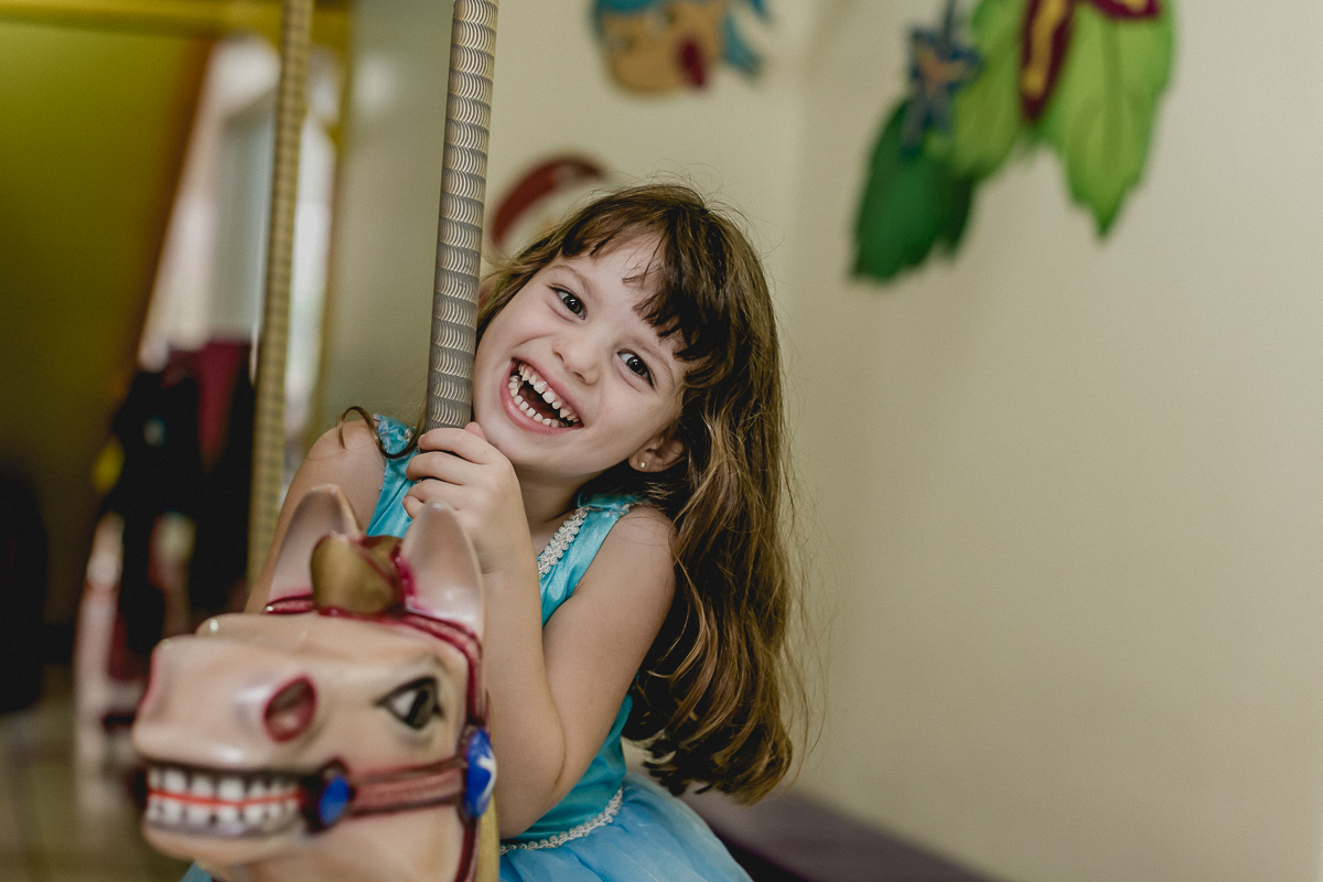 amiguinha gargalhando no carrossel