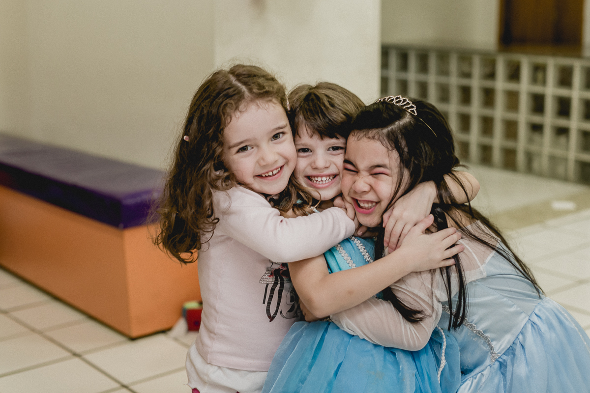 abraçando as amiguinhas