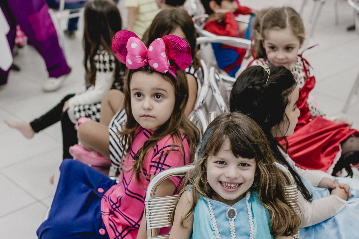 amiguinhas brincando do jogo da cadeira