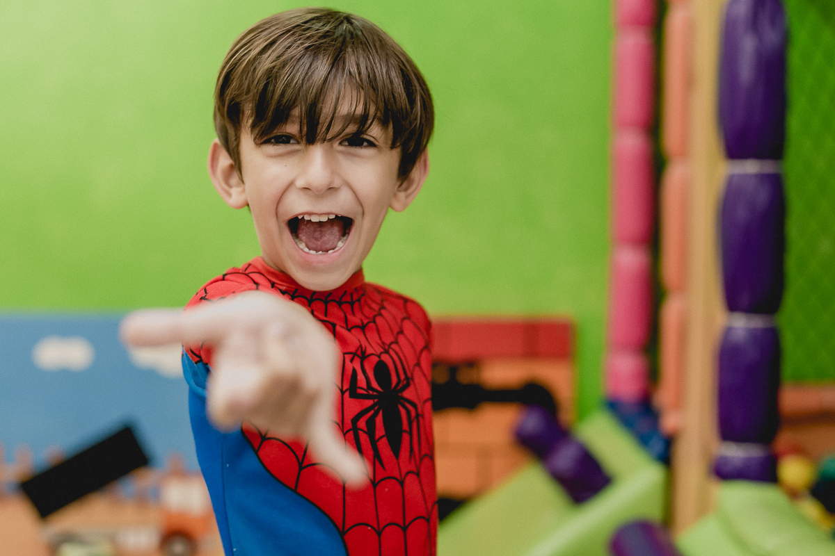 amiguinho brincando de homem aranha