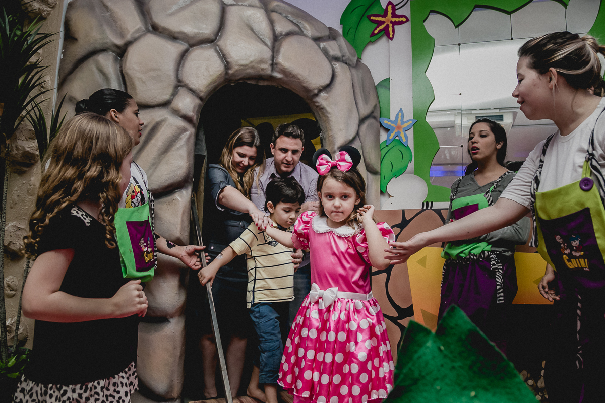 melissa chegando para cantar o parabens