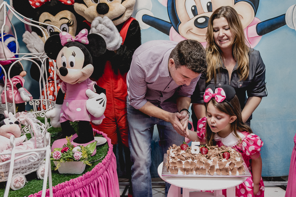 soprando a vela na hora do parabens