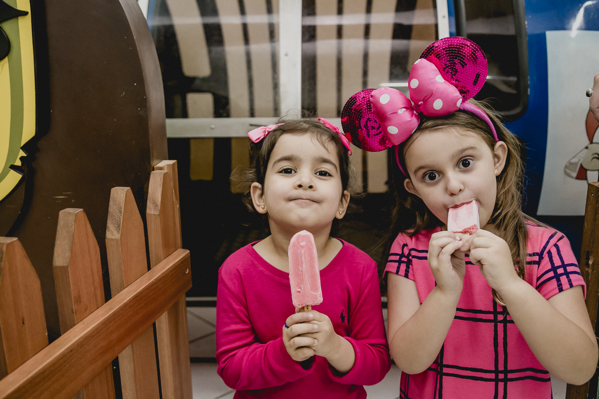 chupando picolé com a amiguinha