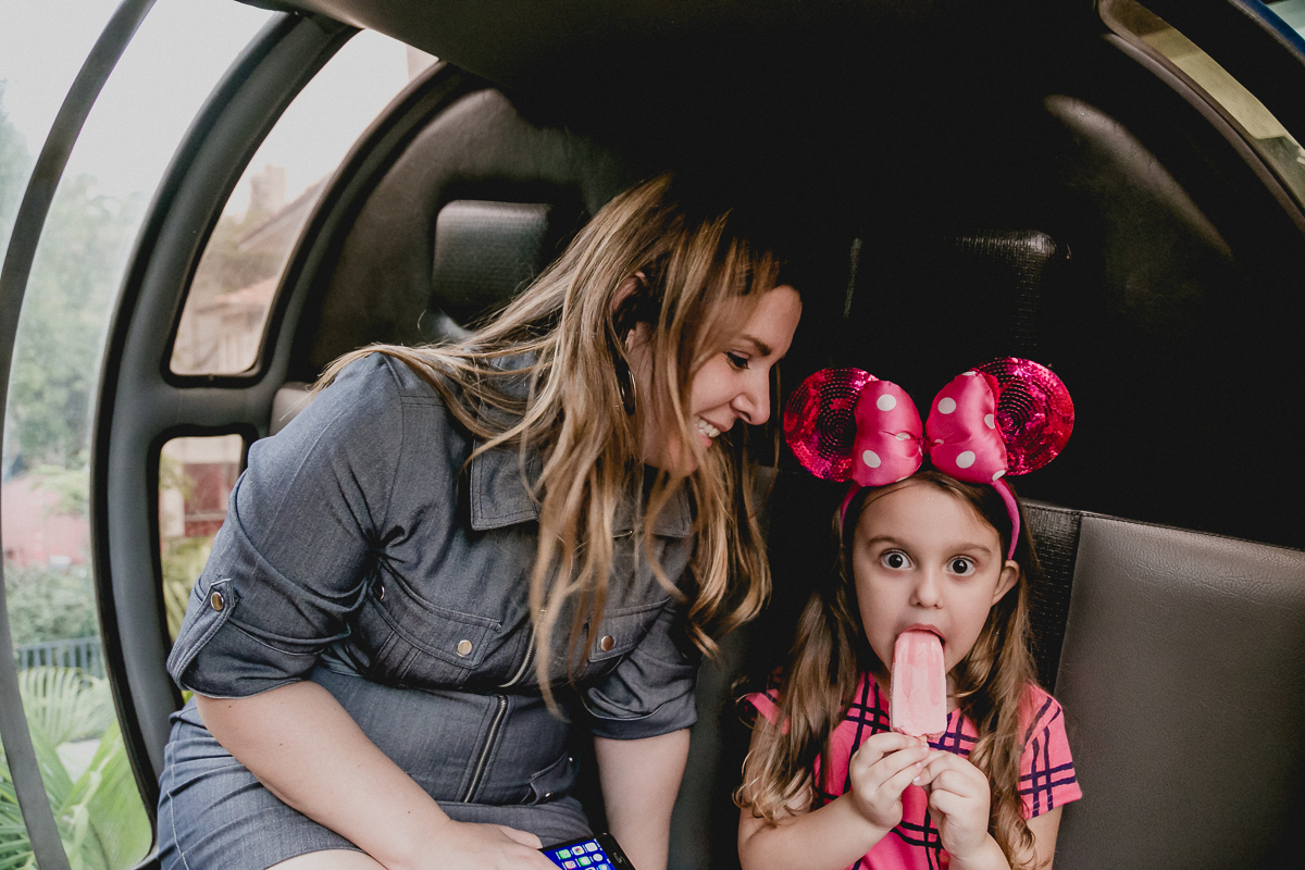chupando picolé com a mamãe dentro do trenzinho
