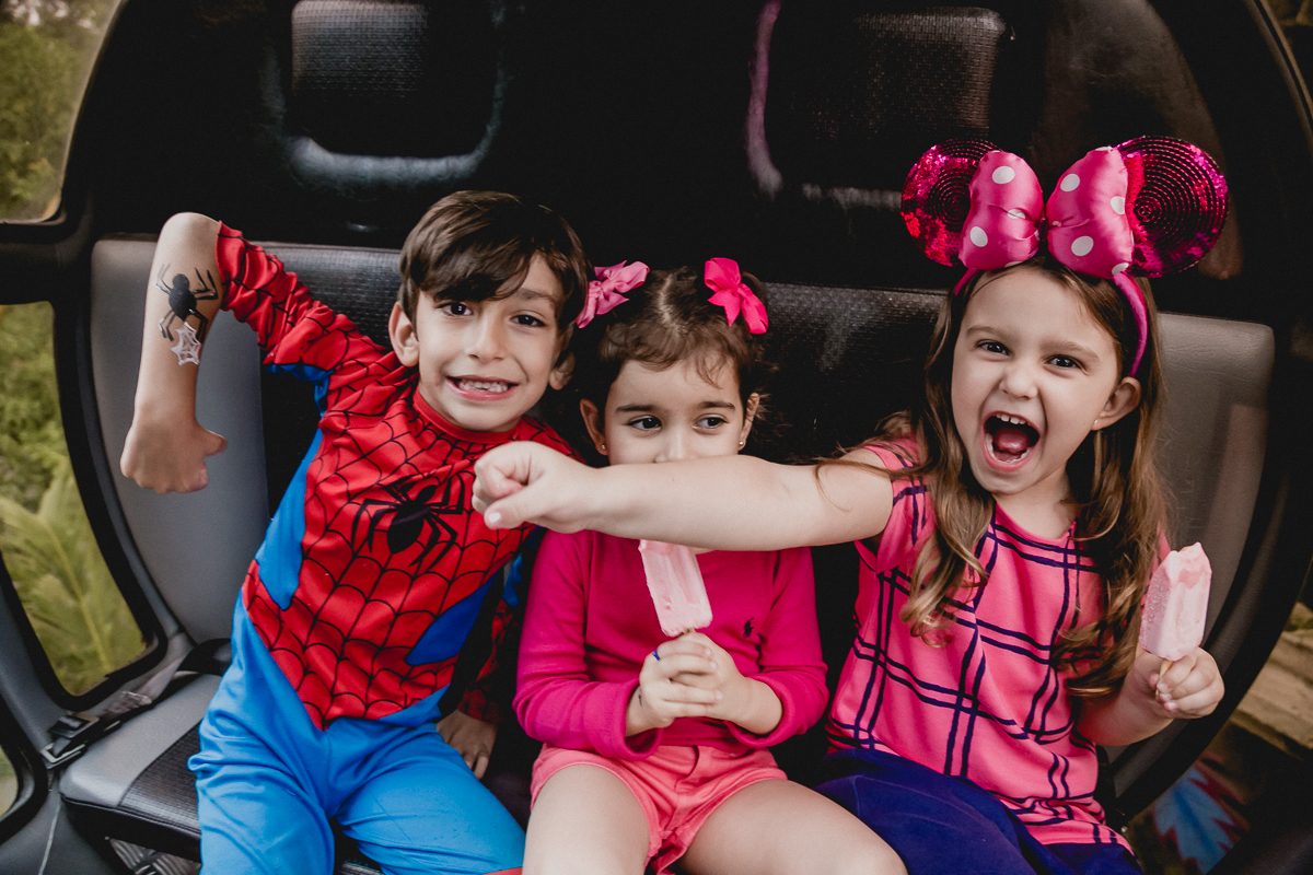 amiguinhos brincando no trenzinho