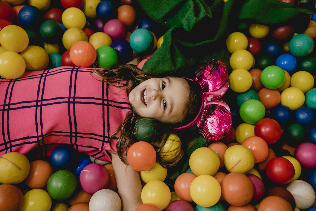 brincando na piscina de bolinhas