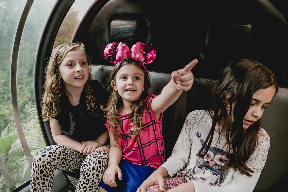 brincando com as amiguinhas no trenzinho