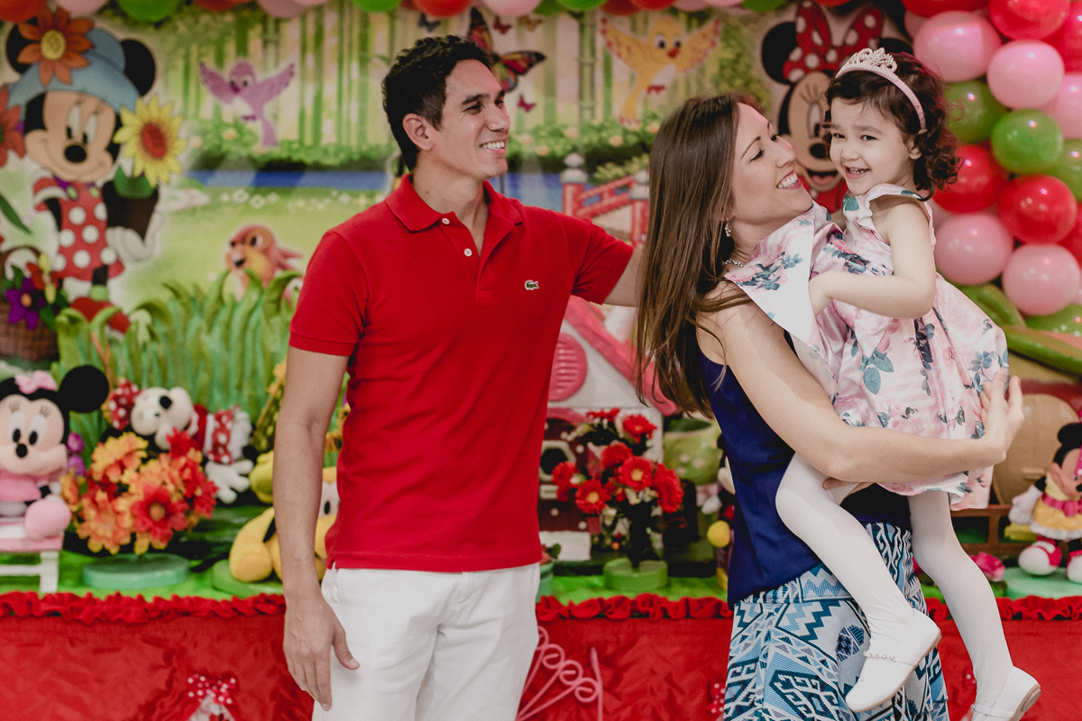 Se divertindo na frente da mesa do bolo