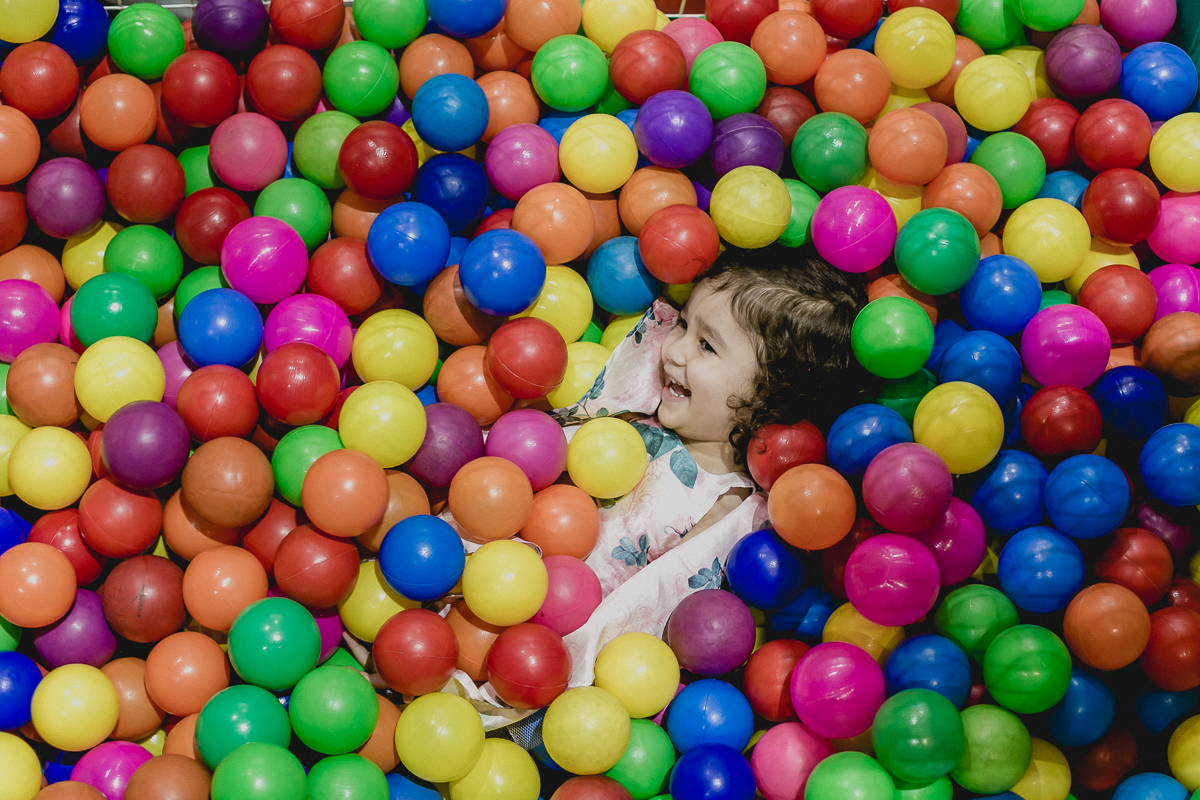 brincando na piscina de bolinhas