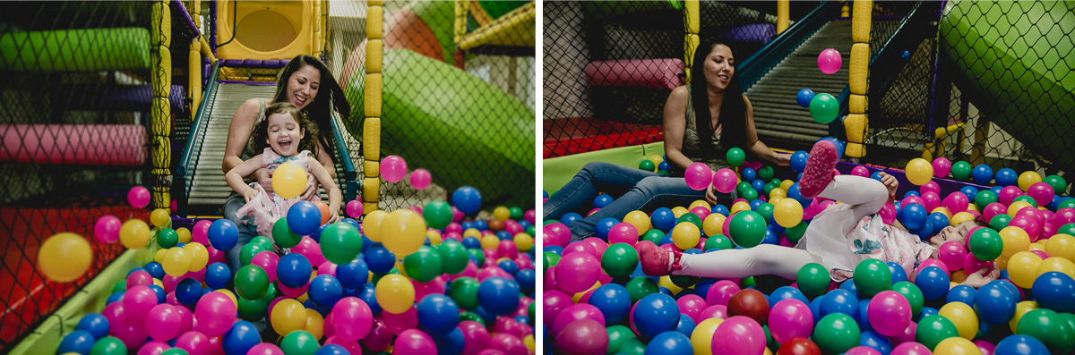 escorregando e brincando com a madrinha nas bolinhas