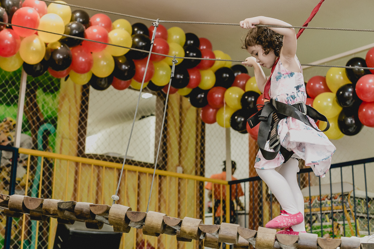 brincando na tirolesa do buffet lolly pop