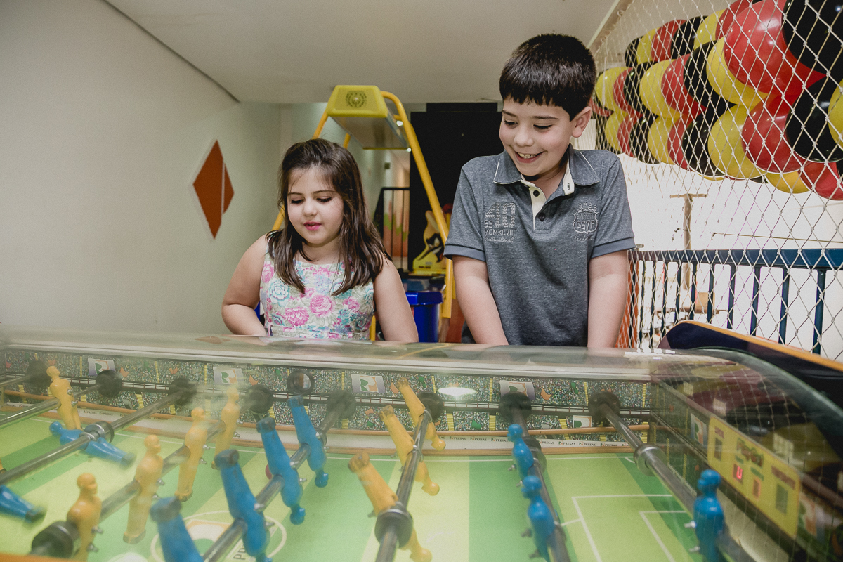 jogando pimbolin a festa