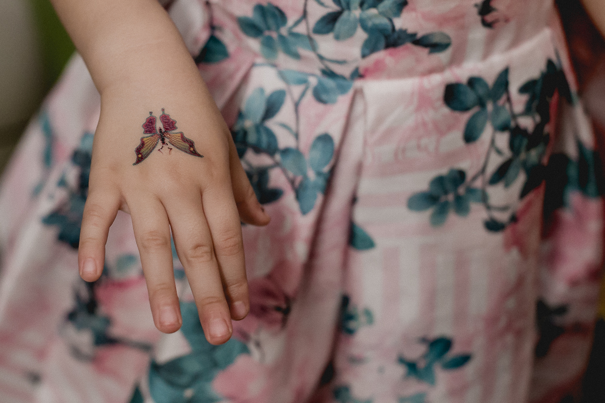 tatuagem na mão da alice