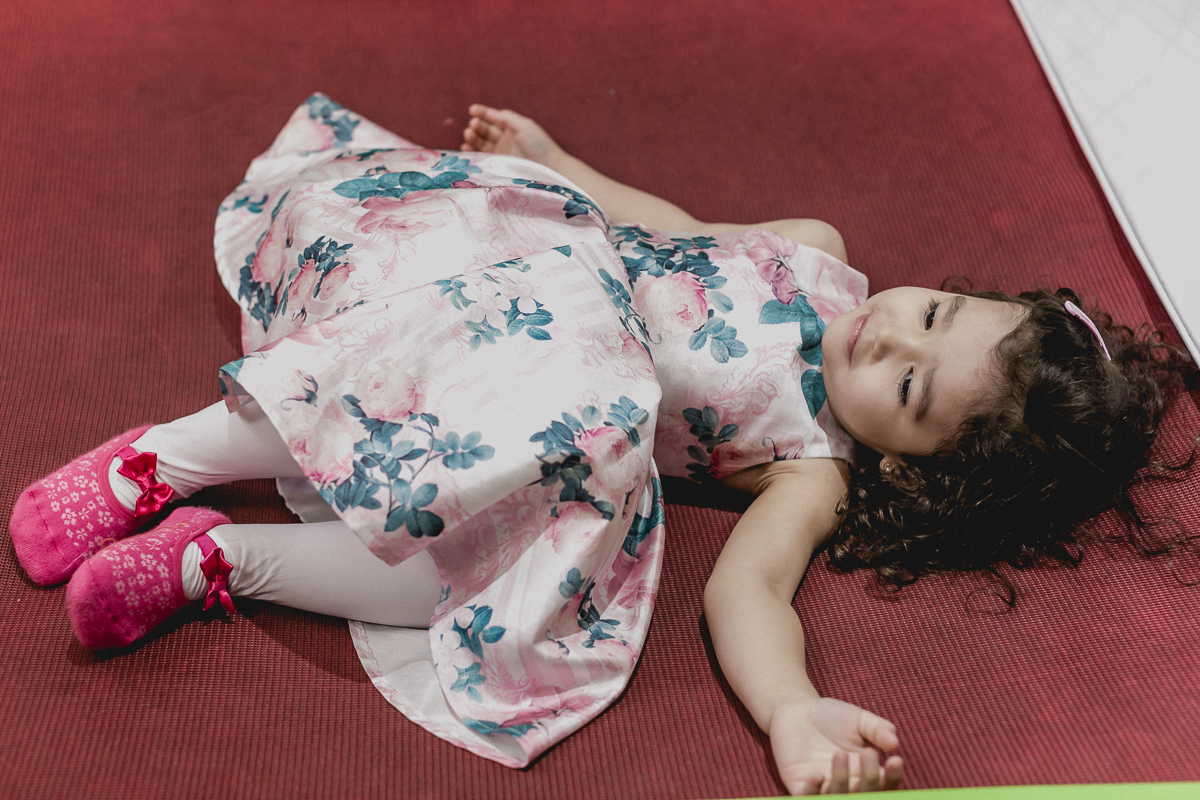 alice deitada no pula pula