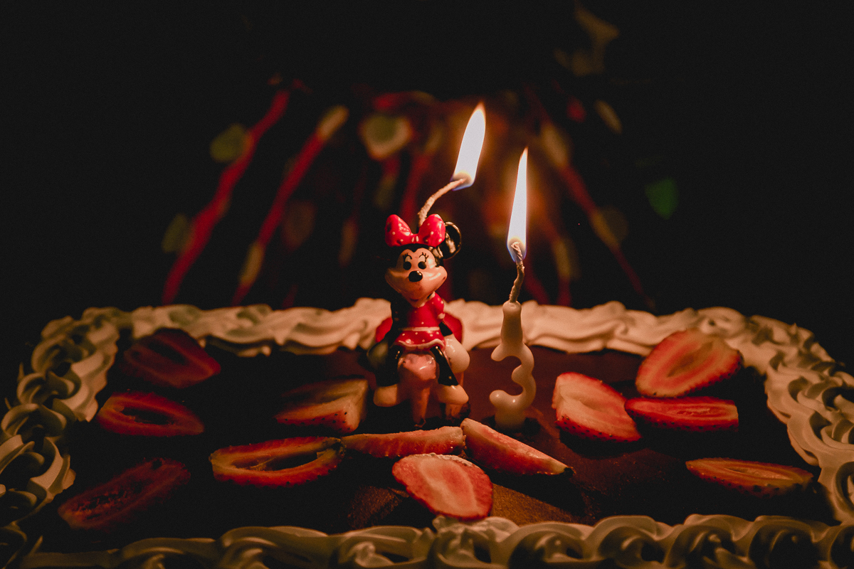 acendendo a vela para cantar o parabens