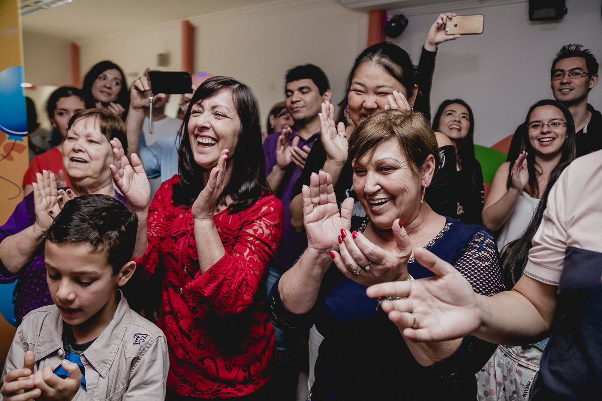 convidados batendo palmas na hora do parabens