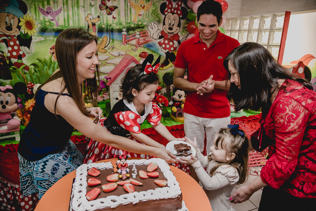 amiguinha ganhando o primeiro pedaço de bolo