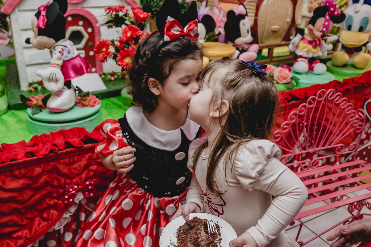 dando um beijinho de agradecimento