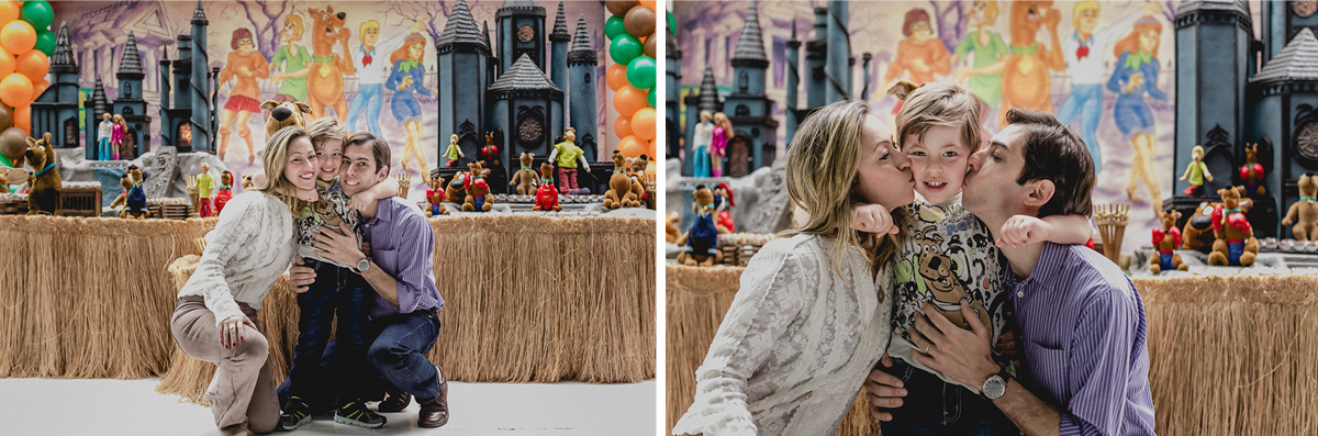 foto com a familia na frente da mesa do bolo