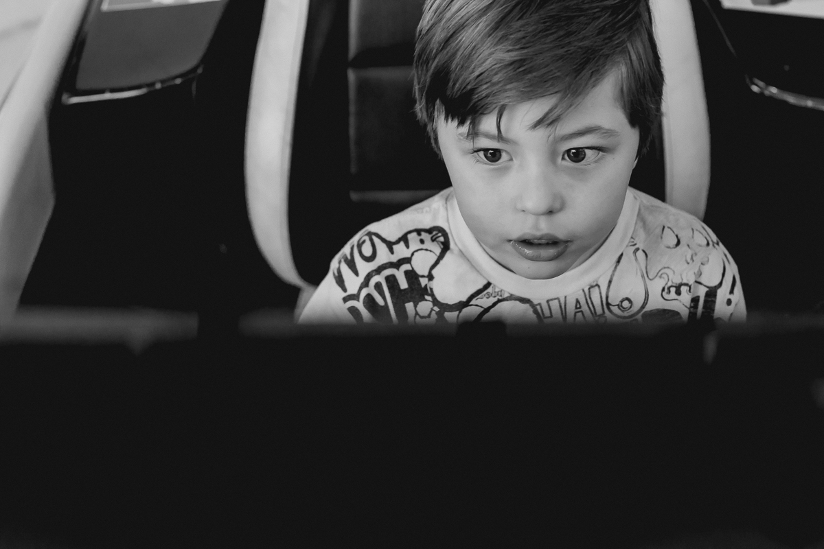 Pedro brincando no carrinho de corrida