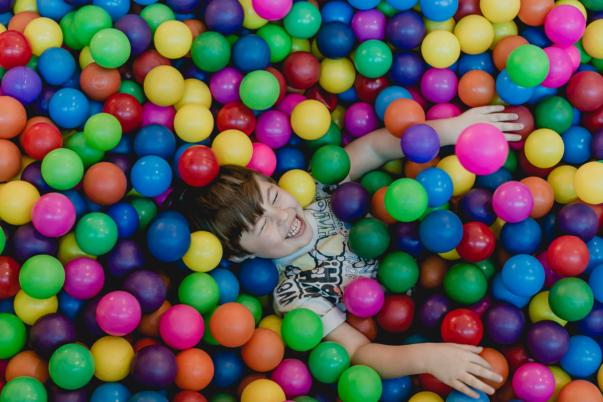 se divertindo na piscina de bolinhas
