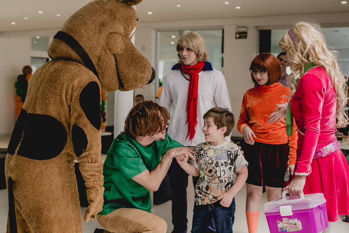 salsicha e scoob doo brincando com o pedro