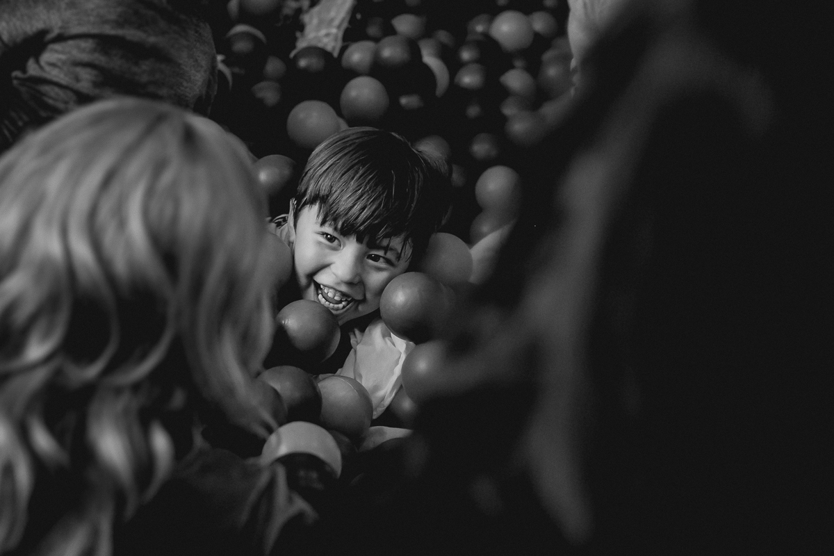 brincando na piscina de bolinhas