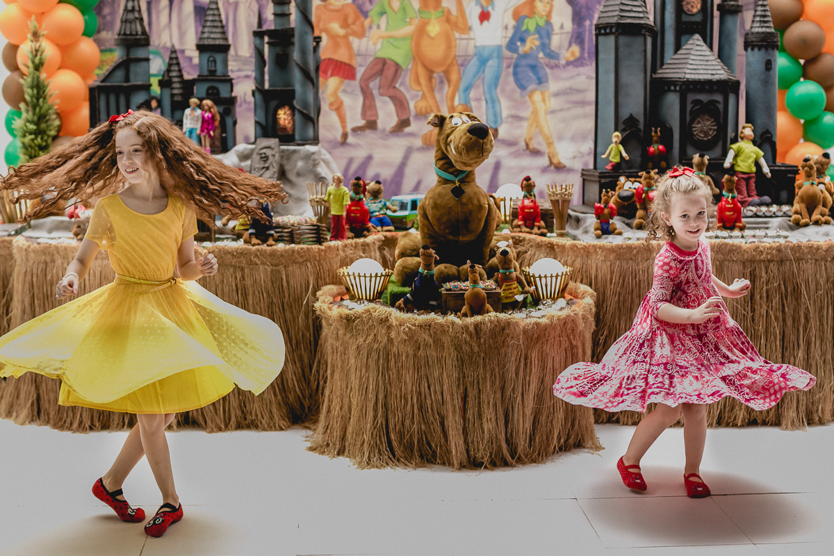 girando e balançando o vestido