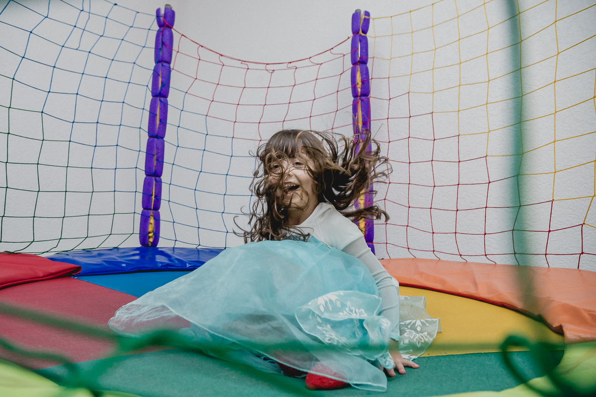 brincando no pula pula