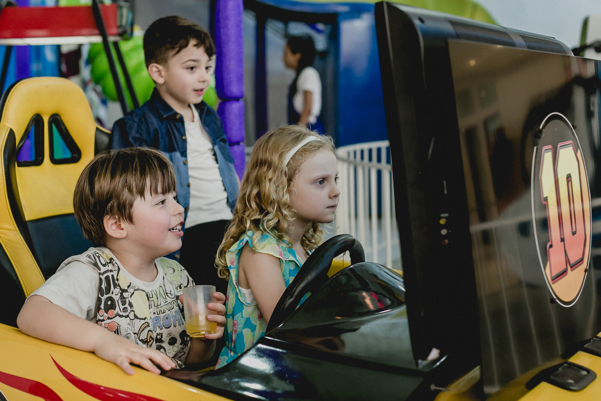 jogando carrinho de corrida