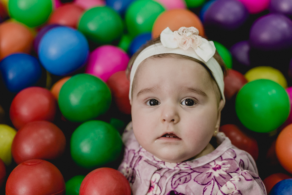 bebezinha na piscina de bolinhas