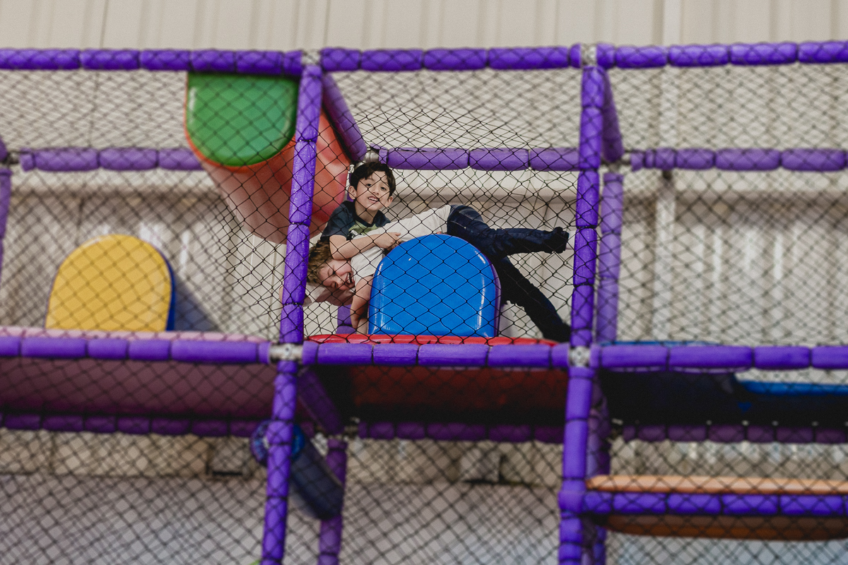 brincando com o amigo no brinquedao