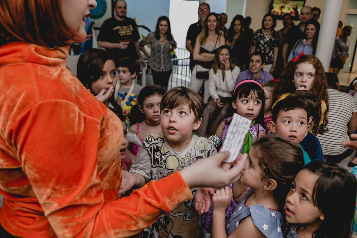 brincando e tentando encontrar o fantasma