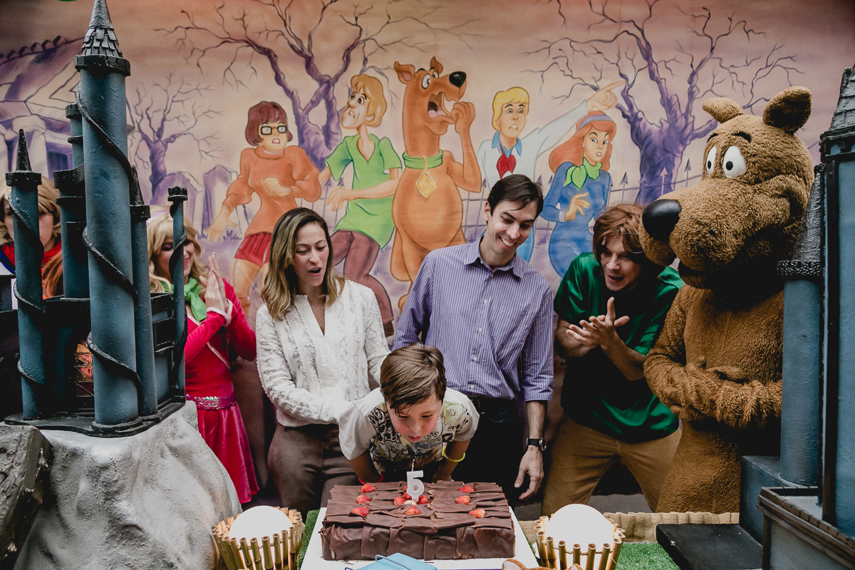 assomprando a vela com a familia