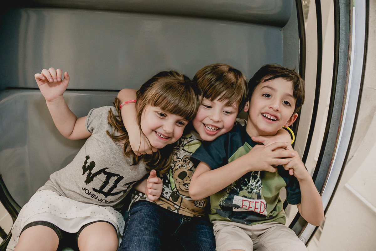 abrancando os amigos no trem