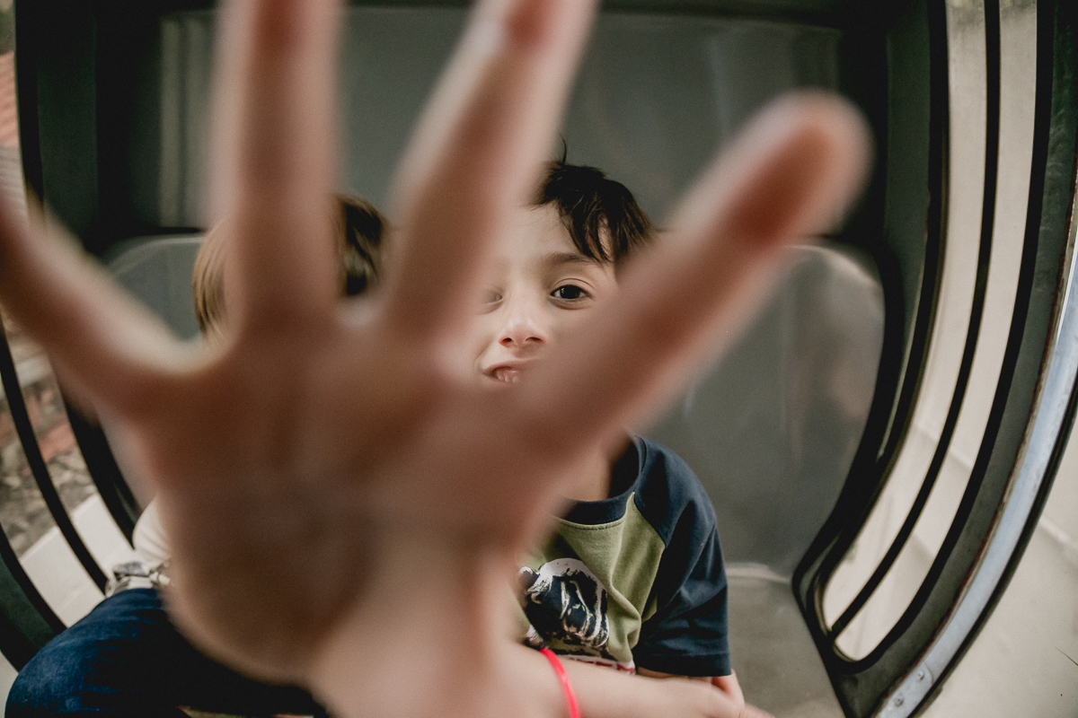 colocando a mao na frente da camera