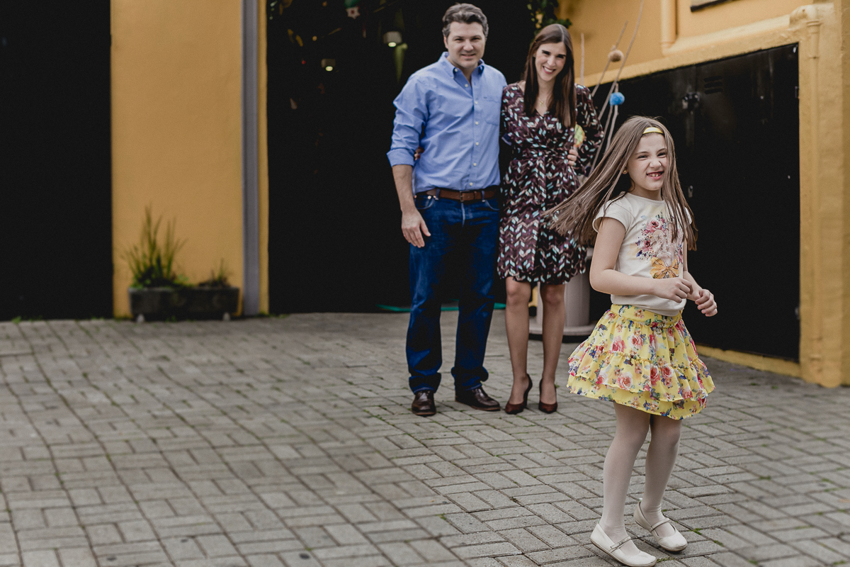retrato em familia na frente do buffet