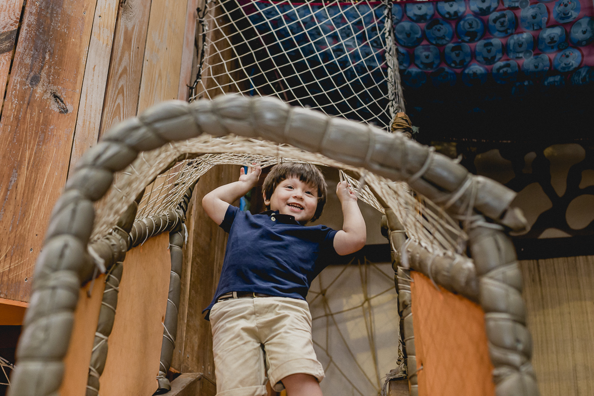 meu amigo thiago descendo o escorregador em pé