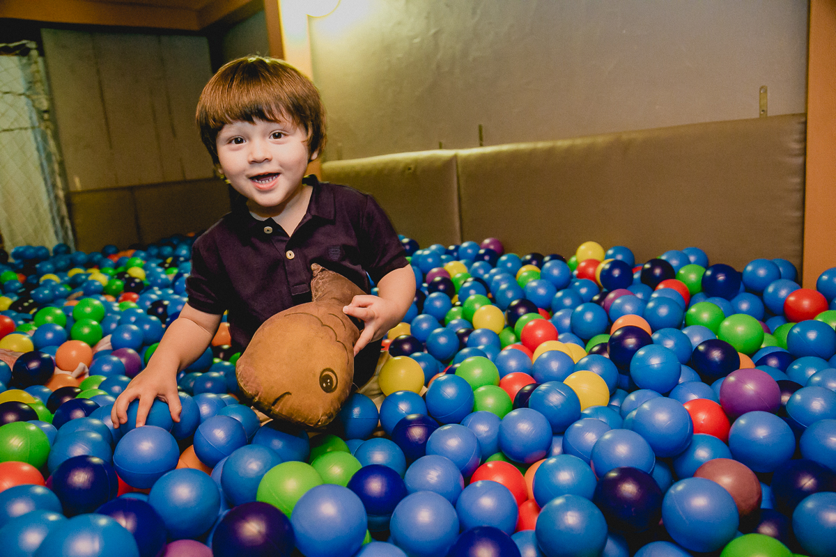 brincando na piscina de bolinhas